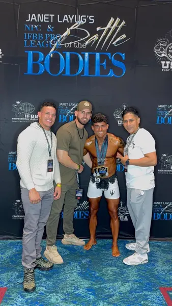 El Team apoyando a Lázaro en el Battle of the Bodies