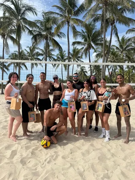 El Team GOODDOOFIT en la cancha de volleyball